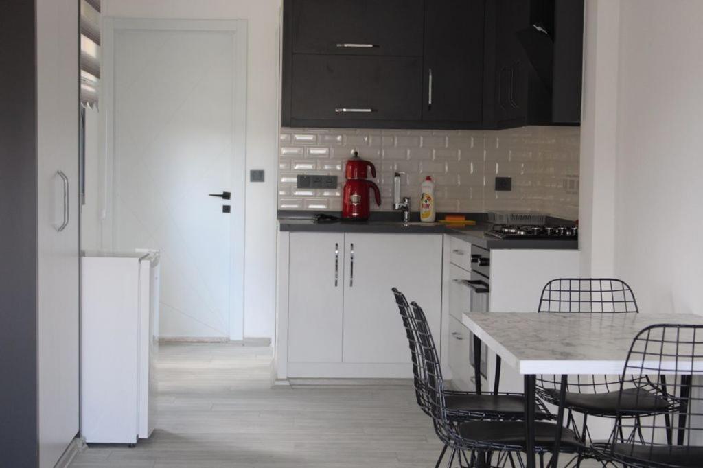 Riva Marina Apartment Кушадасъ Екстериор снимка